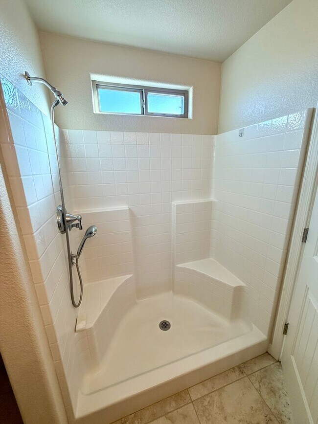 Building Photo - Great 4 Bedroom Home with Drive Through Side Gate!