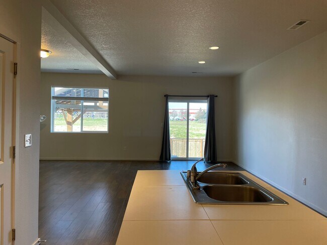 Building Photo - BEAUTIFUL 3 Bedroom 2.5 Bath Home! High Ce...