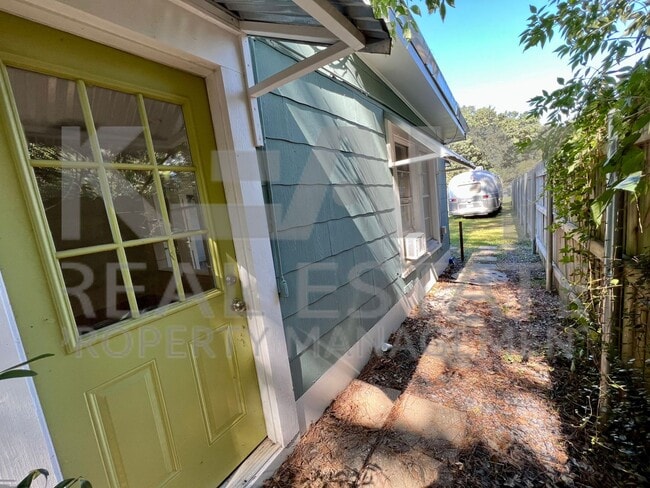 Building Photo - 503 Southdown Pl