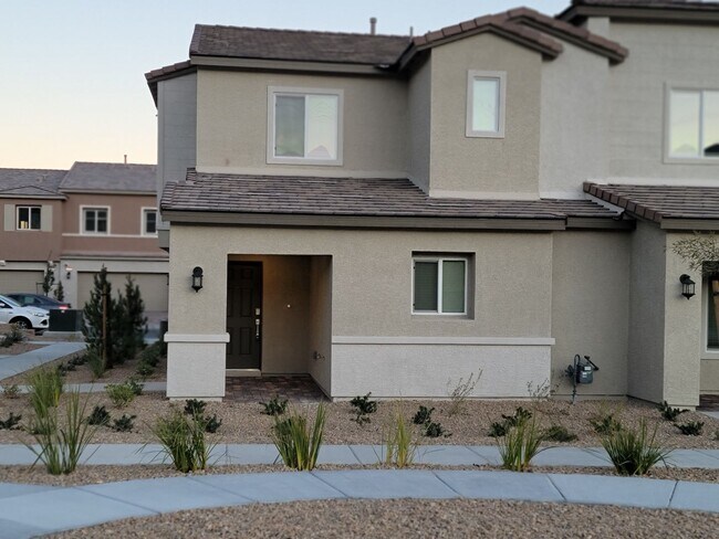 Building Photo - Stunning  4 Bedroom Townhome