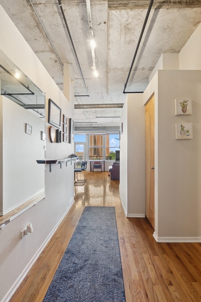 Building Photo - 6 S Laflin St