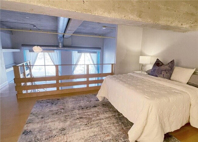 Building Photo - Bright & Spacious Unit with Natural Light