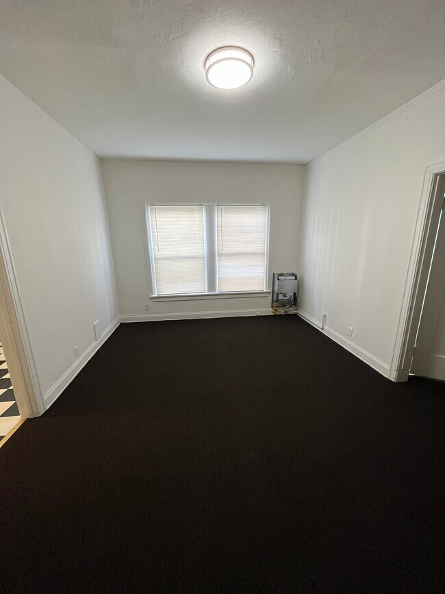 Spacious Studio Apartment - 4156 Rosewood Ave