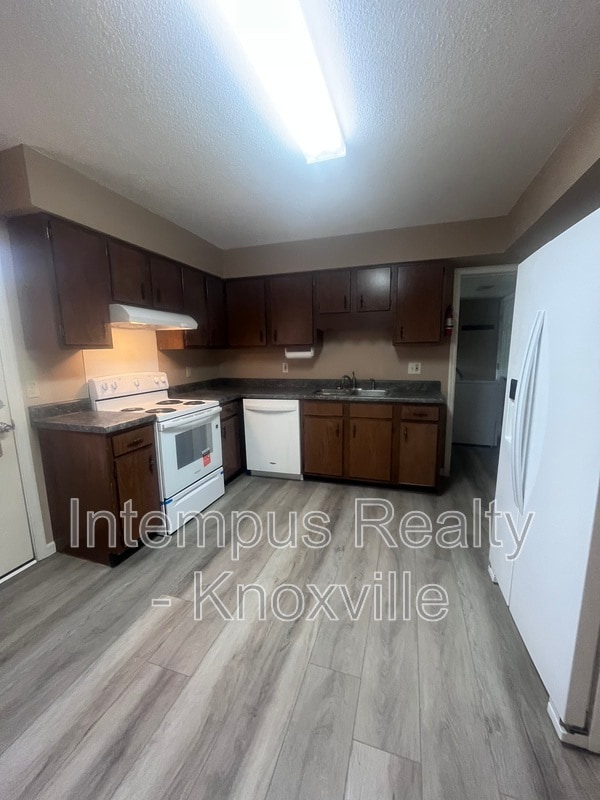 Building Photo - 405 Iroquois Ln