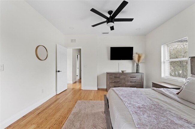 Building Photo - 680 25th Ave S