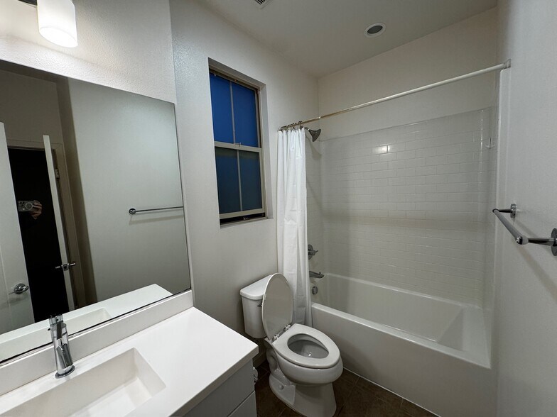 Building Photo - 32 Finch