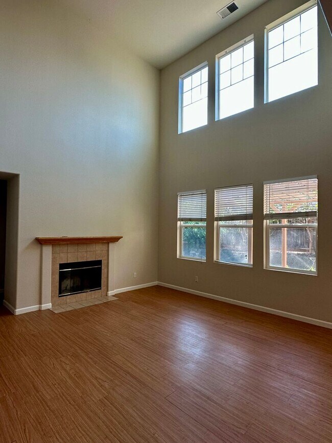 Building Photo - Large beautiful home, new paint. Bedroom a...