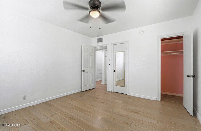 Building Photo - 513 Cardon St