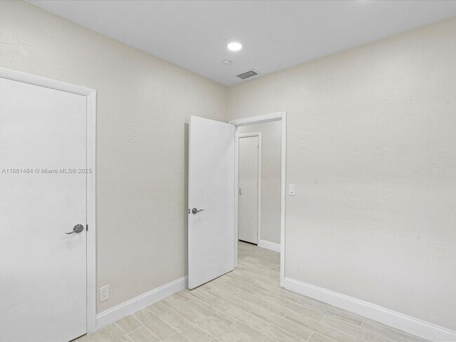 Building Photo - 113 SW 22nd Ave