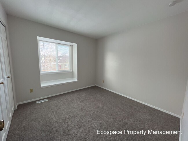 Building Photo - Four Bedroom House in the Smoky Hill neigh...