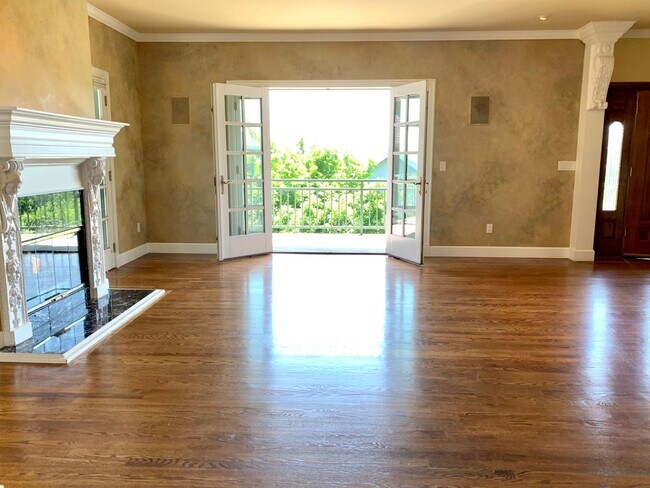 Building Photo - Queen Anne Home