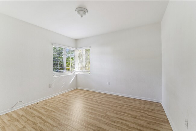Building Photo - 447 N Phelps Ave