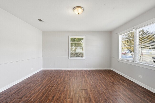 Building Photo - 729 13th Ave N