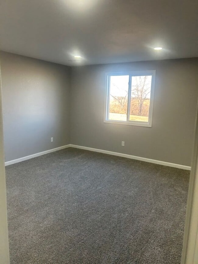 Building Photo - Beautiful 5 Bedroom Home!