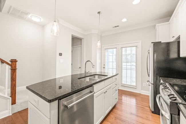 Building Photo - (Coming Soon) Newly Renovated Townhome Oas...