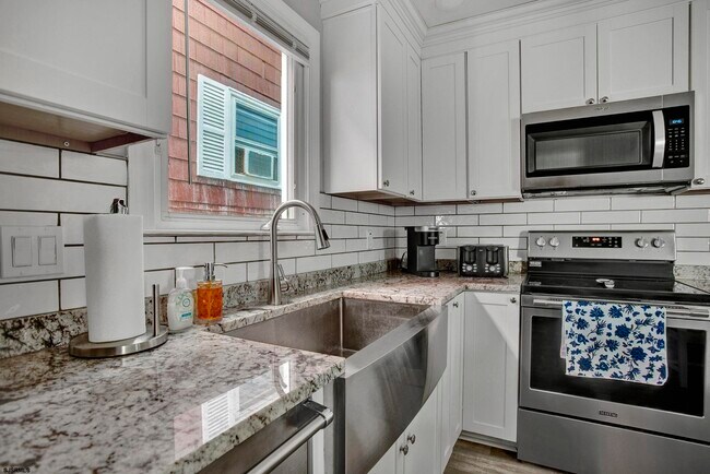 Building Photo - 13 N Victoria Ave