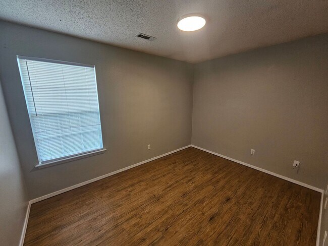 Building Photo - Nice 3 bedroom 2 bath home with fenced in ...