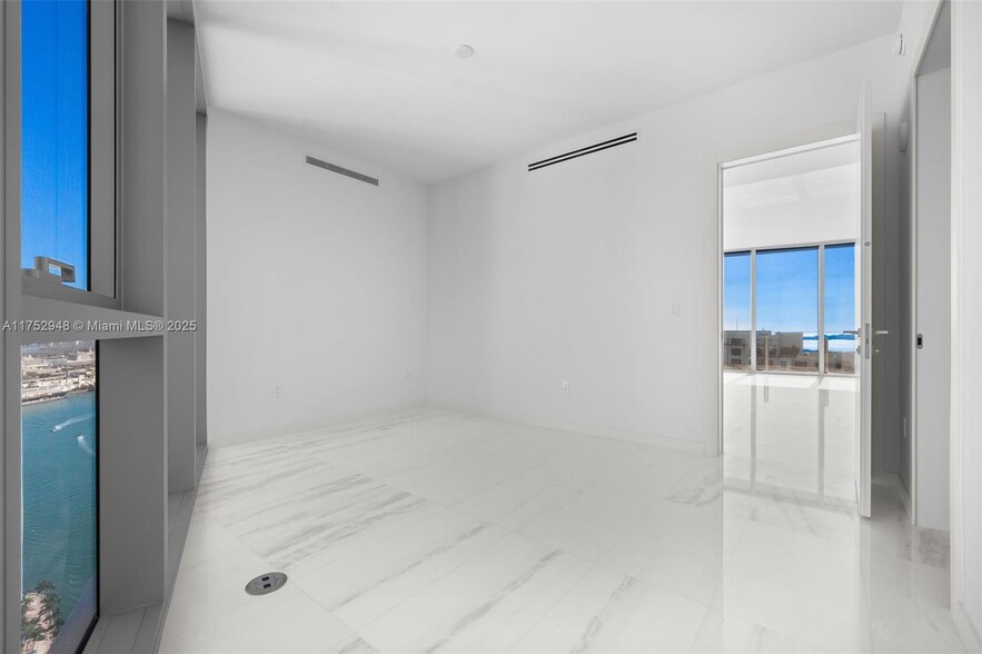 Building Photo - 300 Biscayne Boulevard Way