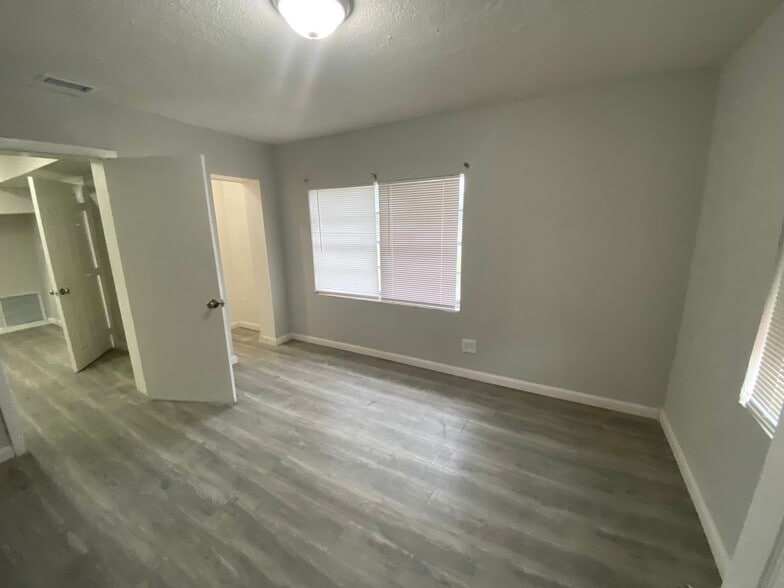 Master bedroom - 264 NW 10th St