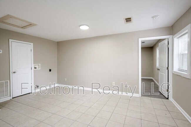 Building Photo - 2719 Meadowbrook Dr