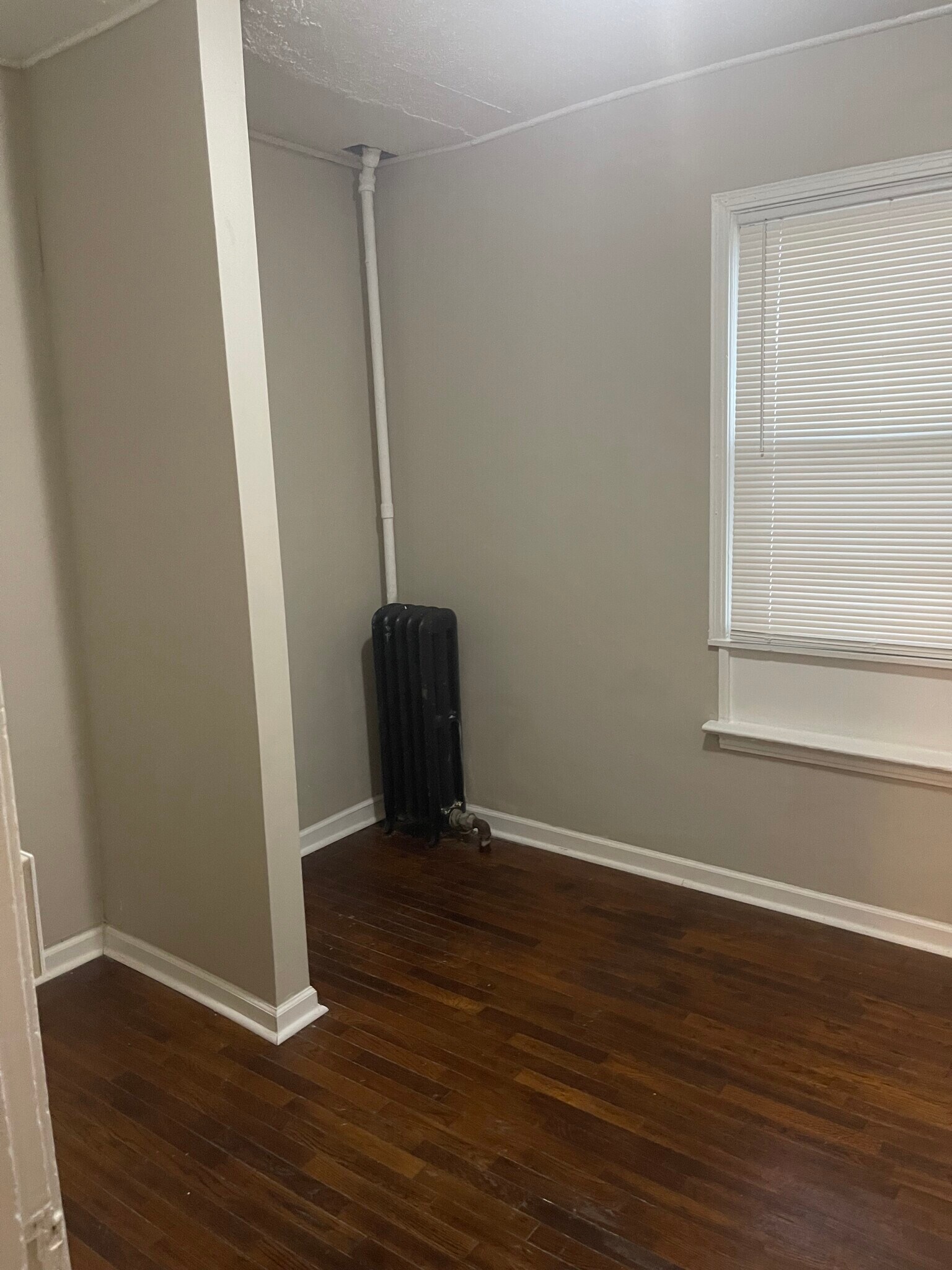 Building Photo - 836 N Larch St