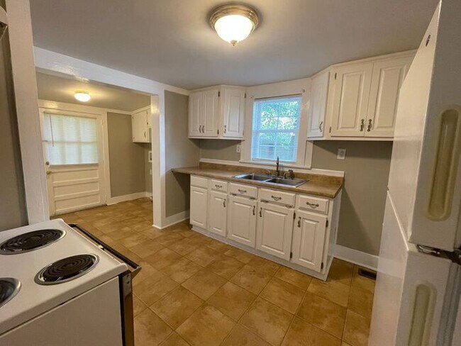 Building Photo - UNCG area with 3 bedrooms and 1 bath, Cent...