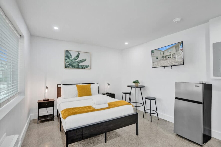 Building Photo - 906 N Riverside Dr