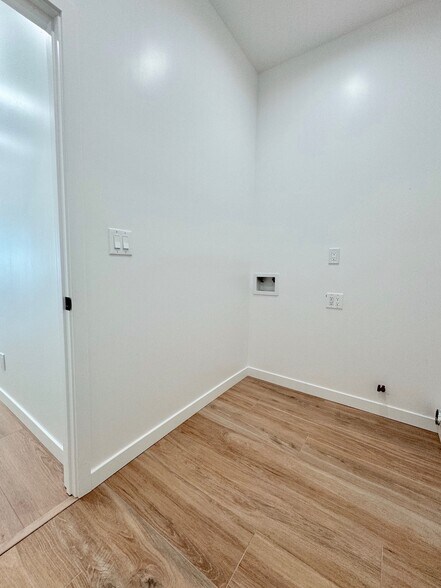 Laundry Hookups - 7532 Beck Ave