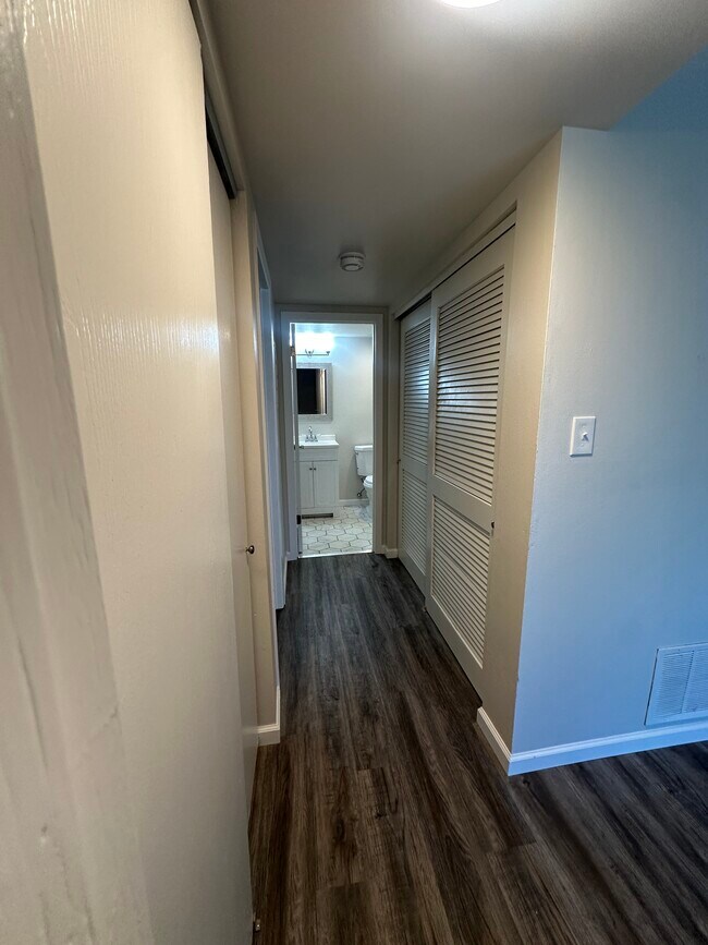 Hallway leading to full bath with updated fixtures - 4300 Arrow Tree Dr