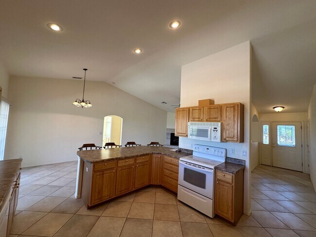 Building Photo - Beautiful 3 Bed / 2 Bath Home Backing to Cerbat Cliffs Golf Course!