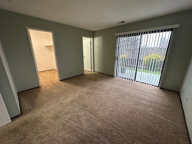 Building Photo - Three bedroom Clearview Circle Condo!