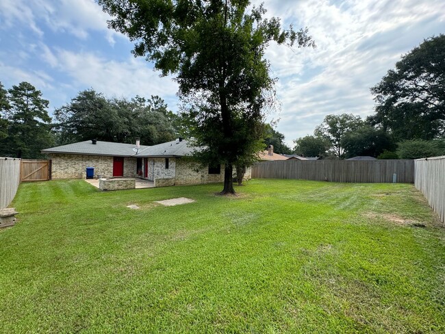 Building Photo - Large fully fenced yard..