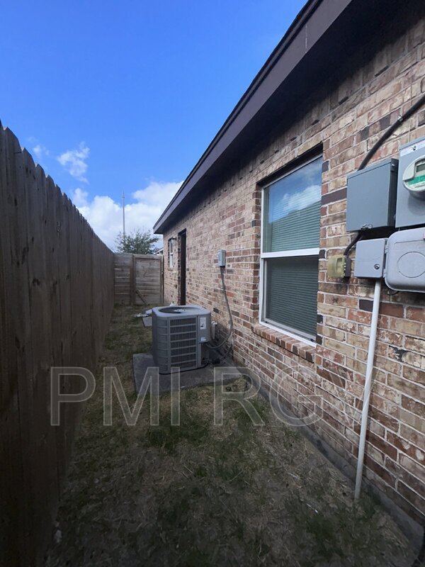 Building Photo - 3705 Paola St