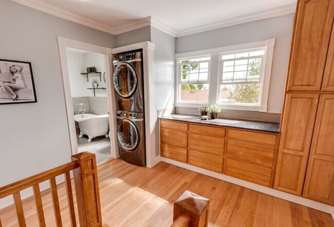 Building Photo - Spacious 4BR Capitol Hill Home with Lake W...