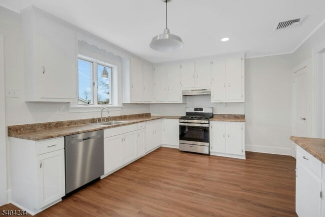 Building Photo - 5 Gates Ave