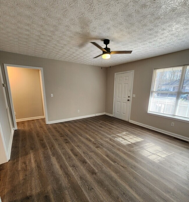 Building Photo - 215 Green Acre Ln