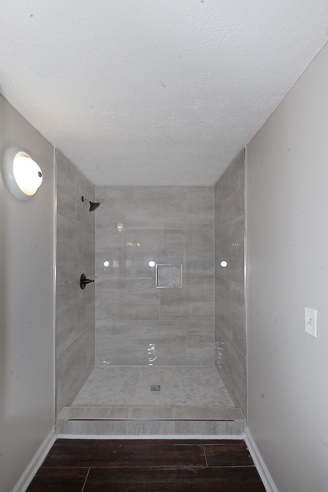 Building Photo - 4527 Fairview Dr
