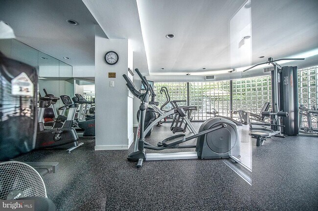 Building Photo - 1650 Oakwood Dr