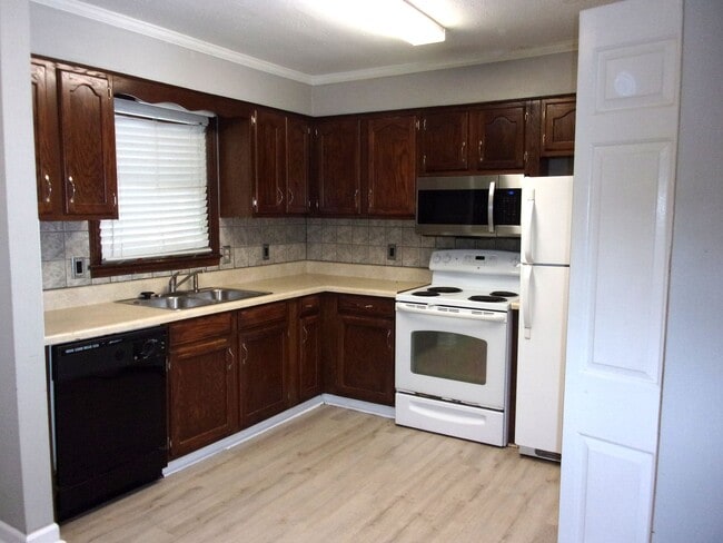 Building Photo - 2 Bedroom 1 Bath Ground Floor Condo