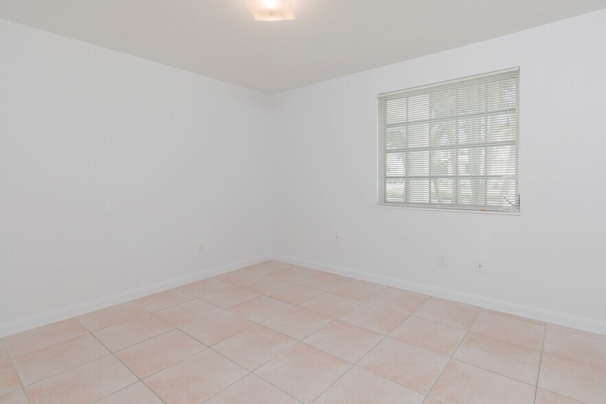 1st Bedroom - 3912 Ponce de Leon Blvd
