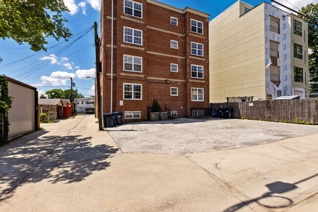 Building Photo - 911 Kennedy St NW