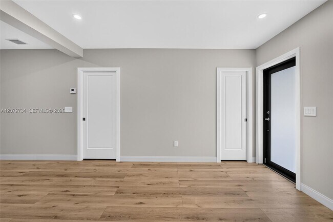 Building Photo - 1011 NW 30th Ct