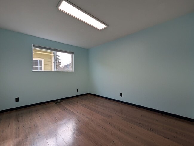 Building Photo - Great 4bed/1.5 bath home with bonus space and additonal storage