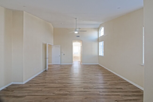 Building Photo - Just Renovated! Beautiful & Spacious, 6BD/...