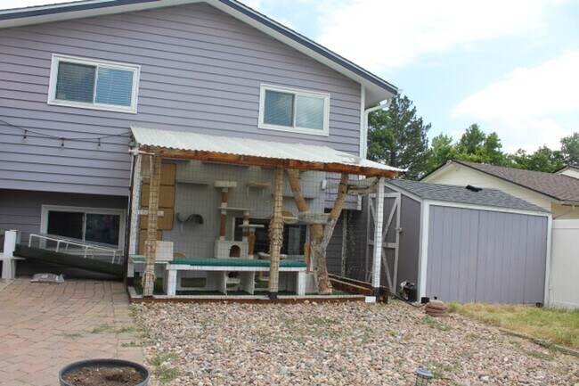 Building Photo - Columbine Hills - 3 BR/2 1/2 BA Home!
