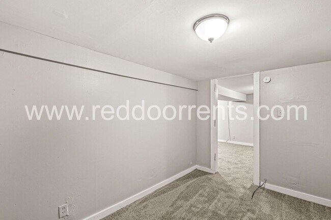 Building Photo - Affordable Comfort & Style Near Downtown I...