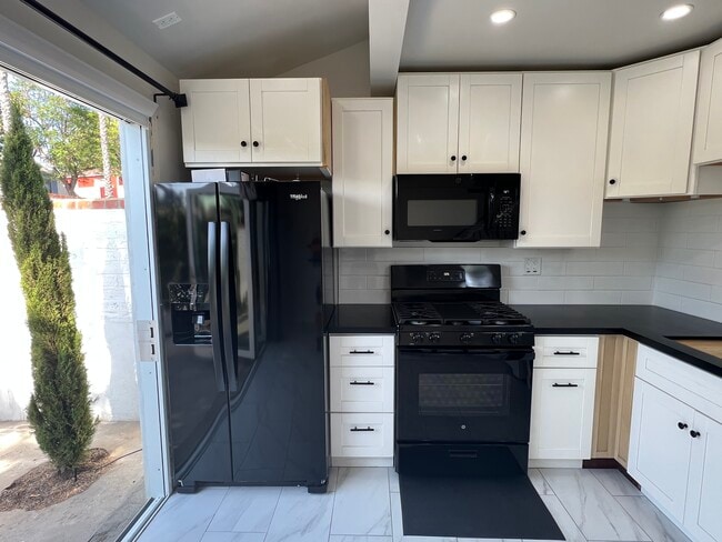 Indoor merges w/ outdoor - 4529 Valencia Dr