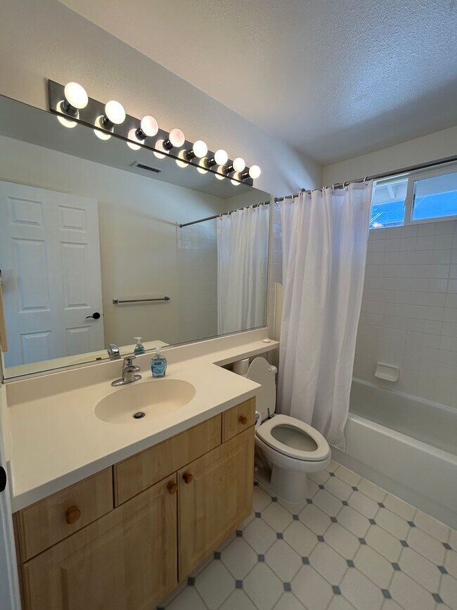 Building Photo - Large Ocean Pointe Home with In-Law Suite,...