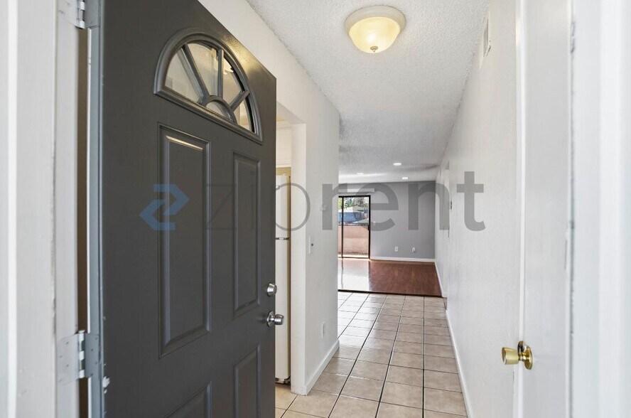 Building Photo - Unit