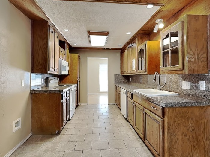Building Photo - 3305 Hampden Dr